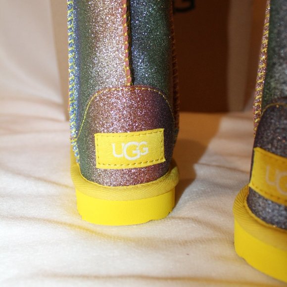NIB UGG GIRL'S TODDLER CLASSIC SHORT RAINBOW‎ SPARKLE METALLIC WINTER BOOTS - Picture 3 of 6